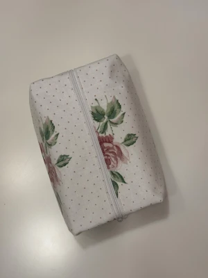 Handgjord necessär av second hand tyger - En handgjord necessär utav second hand tyger. Unik, hållbar och perfekt för att samla alla dina vardagsfavoriter i väskan. Fodrad och stängs med dragkedja. Endast ett unikt exemplar.                  Instagram: secondstitch.bymatilda 💕