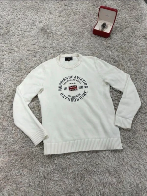 Morris tröja stickad vit storlek M - Väldigt snygg vit stickad tröja från Morris🙌.        Tröjan är i ny skick och har inga skador✅🤌storlek M.  Vid frågor/prisförlag tveka inte med att höra av dig😇 kolla även in en mängd liknande plagg i min profil. OBS följare får alltid bättre pris😁🫡