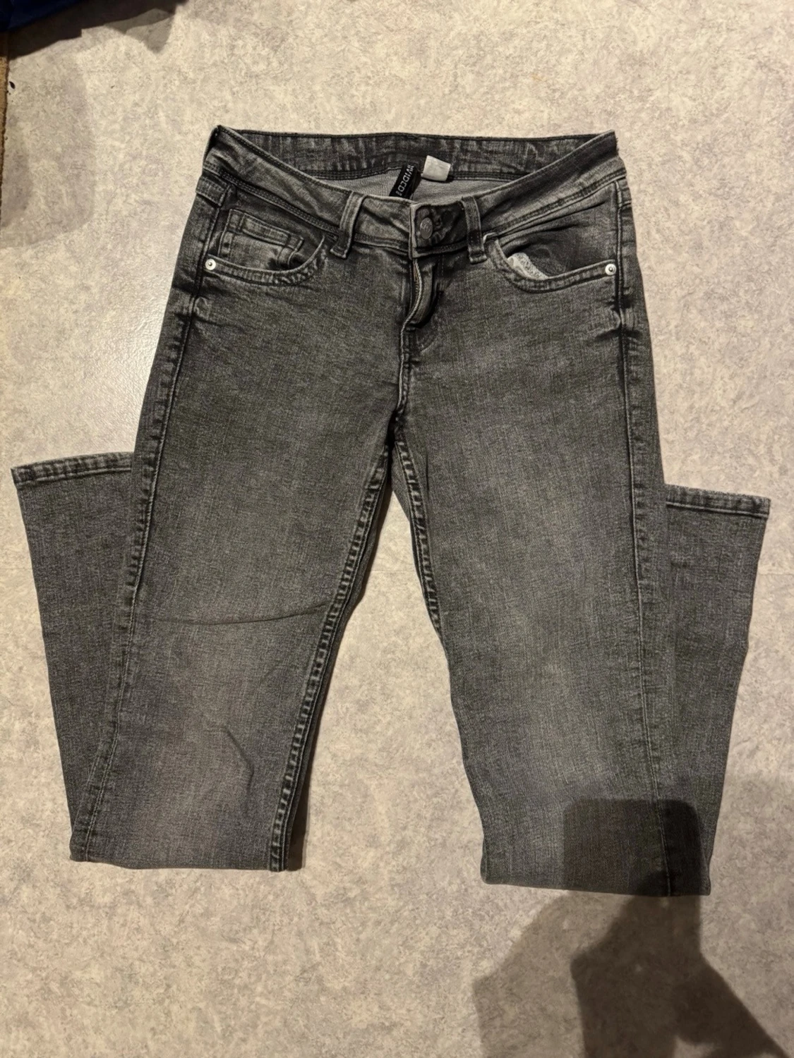 Grå jeans från Divided, storlek 36 - 2
