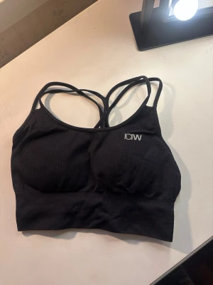 Träningstopp från ICIW - Säljer min ribbed define seamless topp från ICIW då den tyvärr inte passar längre. Storlek xs. 💐
