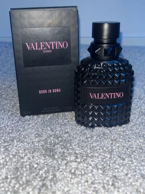 Valentino Uomo Born in Roma 50ml - Stilren och modern parfym från Valentino, Born in Roma-serien. Eau de toilette, 50 ml. Perfekt för dig som vill sticka ut med en ikonisk doftflaska.