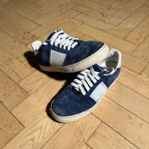 Valentino flycrews - Skicket är helt okej. Totalt 3 nitar borta, 2 på höger och 1 på vänster. Mått: innersula - 27cm. Skriv vid ytterligare frågor eller funderingar🤝