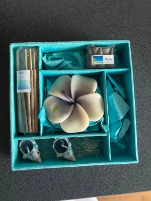 Blå låda med blomljus och rökelser - I lådan finns det ett blomljus, elefantljus och två typer av rökelser. Mindre och större/längre. Denna är köpt i Thailand.