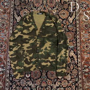 Hysteric glamour camo ”skullgirl” cardigan - En riktigt rare och fet cardigan från japanska märket hysteric glamour, den är gjord i riktigt fint material och är väldigt svår att få tag på. Storlek s men sitter som m.