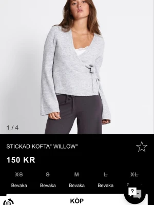 Ljusgrå stickad omlottkofta Willow - Supermjuk ljusgrå stickad kofta från lager 156 med omlottmodell och knyt i sidan. Koftan har v-ringning och långa ärmar, perfekt att slänga på sig över ett linne eller t-shirt. Enkel och stilren design som funkar året runt.