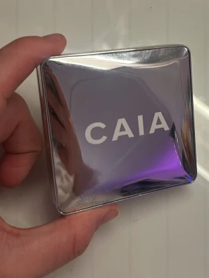 CAIA Soft Focus Powder Translucent - Säljer ett CAIA Soft Focus Powder i färgen Translucent. 