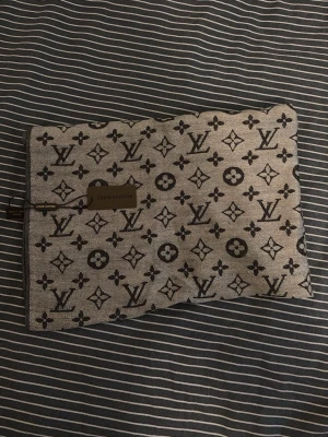 Mjukaste scarfen! - Säljer denna otroligt sköna och snygga scarf som är helt ny och aldrig använd med etikett på. Material står vid etiketten. Den är reversible med en mörkare färg av mönstret på insidan också. Skriv om ni vill köpa jag fraktar och möts upp i stockholm.