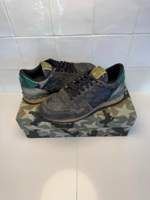 Valentino Rockrunner sneakers  - Valentino Rockrunner skor i storlek 40,5. Box, Dustbag och extra snören medföljer vid köp. Bara att höra av sig till oss vid minsta fundering😁
