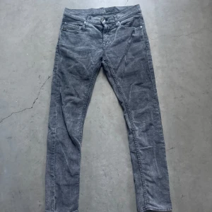 Grå Tiger of Sweden jeans - Säljer ett par grå jeans från Tiger of Sweden. Byxorna har slim fit modell och är normal i storleken. Byxorna har mjukt material som gör de användbara vid alla tillfällen. Skriv om ni har minst lilla fråga😀