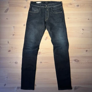 Replay jeans anbass hyperflex - Replay jeans (Anbass hyperflex) | Storlek: W32 L34 | Skick: 9/10 | Hör gärna av er vid frågor och funderingar! Pris går att diskutera vid smidig affär🤗