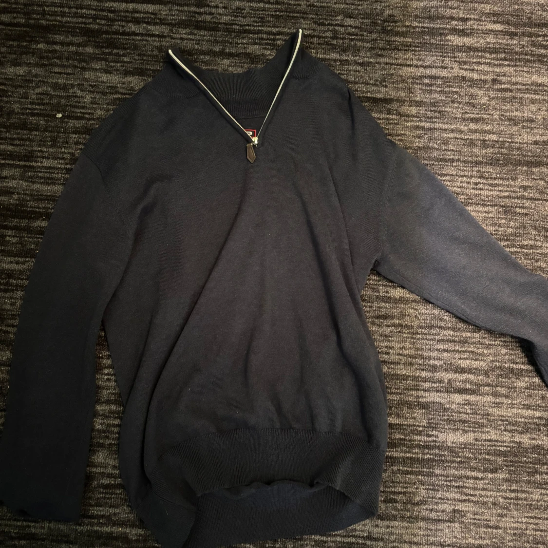 Mörkblå tröja med half zip