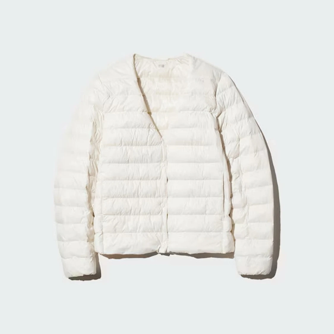 Vit dunjacka i minimalistisk stil - 1