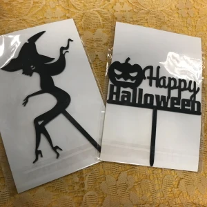 Halloween Cake Toppers Set - Fyra svarta Halloween cake toppers i akryl med motiv av häxa, pumpa, träd och fladdermöss. Perfekt för att dekorera tårtor eller bakverk till Halloweenfesten. Alla toppers är nya och förpackade i plast, utan synligt slitage eller defekter. 39kr/2st /bild 