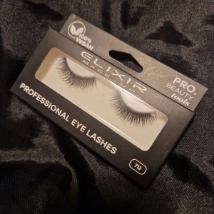 Lösögonfransar - Säljer ett par nya 100% veganska lösögonfransar från Elixir Makeup i modellen 712. Fransarna är svarta, täta och ger en fyllig look. De kommer i en svart förpackning och är handgjorda för en naturlig men dramatisk effekt. Perfekta för att lyfta din sminkning.