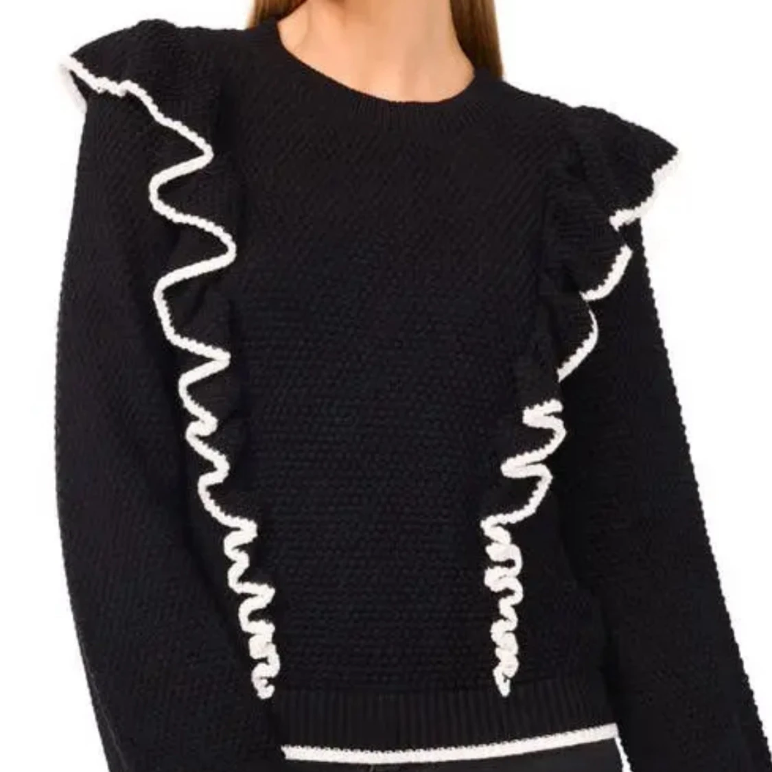 Svart stickad tröja med volangdetaljer - 1