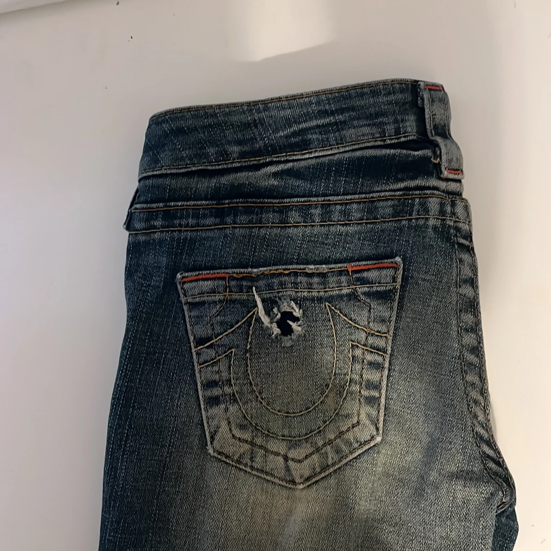 Lågmidjade blå jeans med slitningar - 3