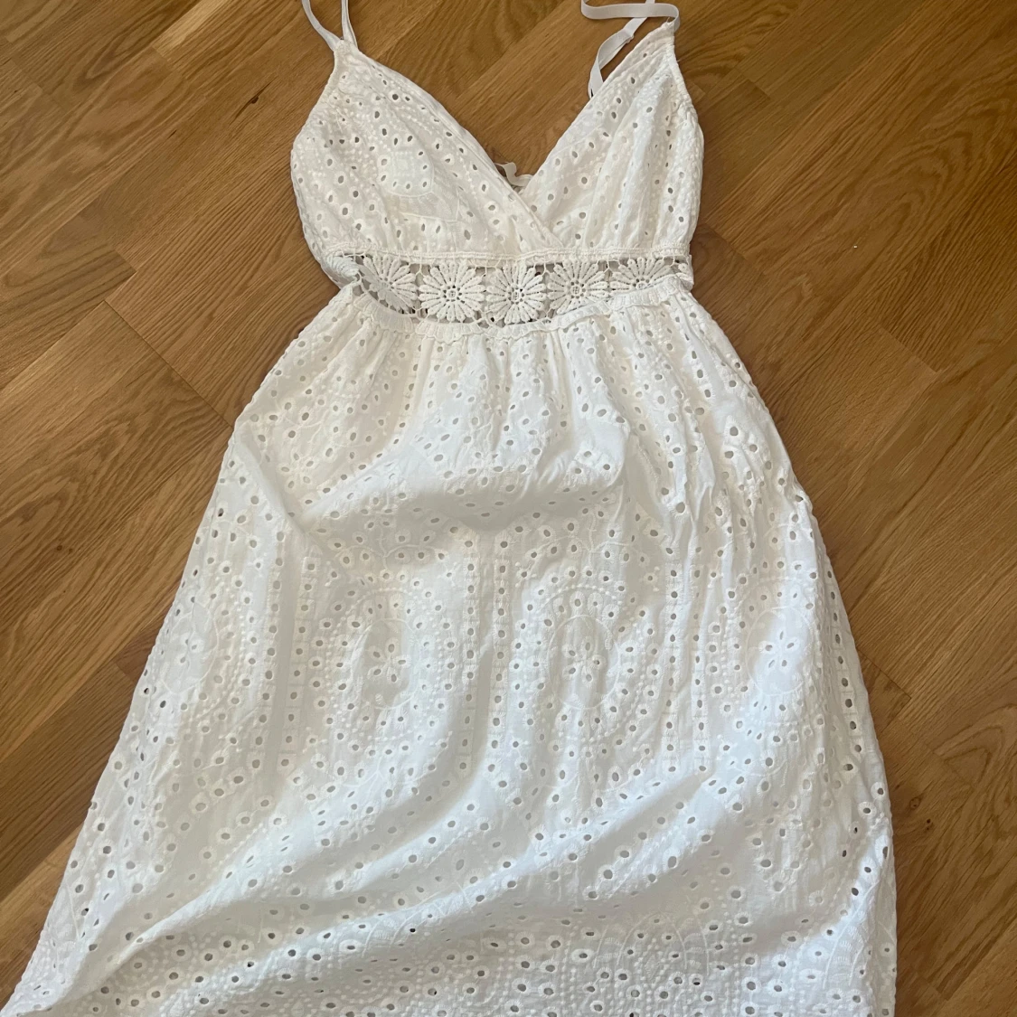 Vit somrig klänning med broderi