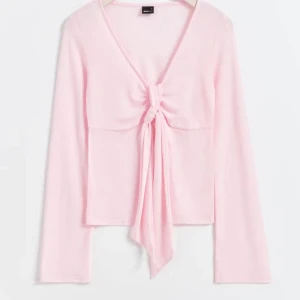 Ljusrosa tröja - Supersöt ljusrosa långärmad topp från fina tricot med v-ringning och knyt framtill. Tunn och mjuk i materialet, perfekt för tex lager-på-lager. Knappt använd, skriv om frågor eller fler bilder💗💗