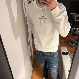 Ralph lauren hoodie  - Säljer nu denna riktigt feta vita ralphlauren hoodien! Typ helt ny nästan aldrig använd. Skick: riktigt bra storlek: M     Hör av er om det är någon fråga!!