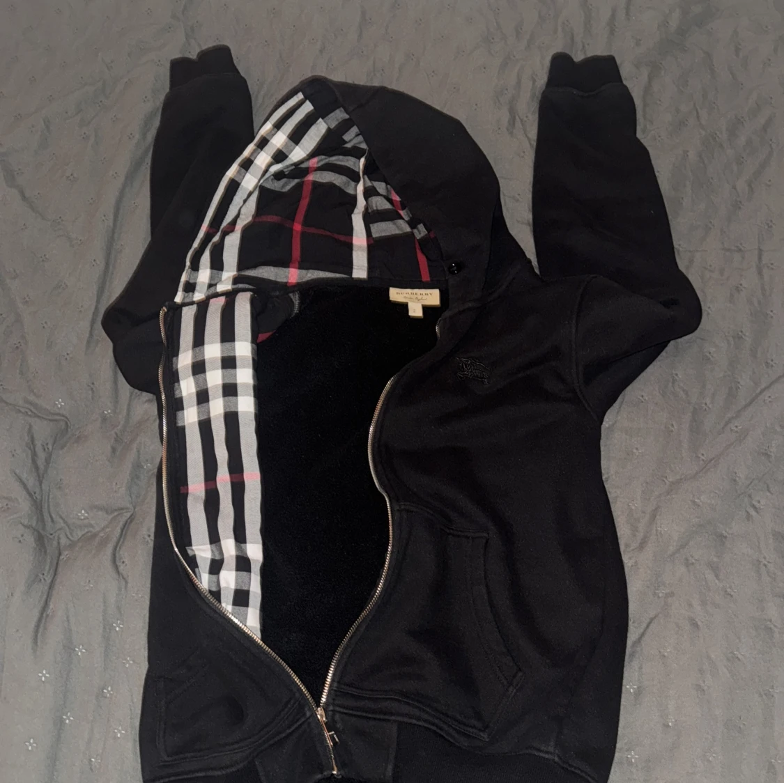 Svart Burberry hoodie med rutig huva