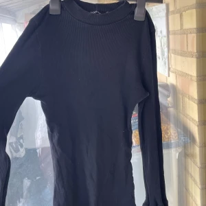 Svart ribbad topp med trumpetärmar - Svart ribbad långärmad topp från Boohoo med snygga trumpetärmar.