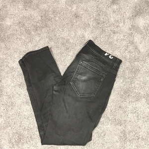 Svarta jeans från Dondup - Svarta jeans från Dondup modell george. Slim. stl34 passar 33. extremt snygga.