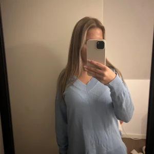 Ljusblå tröja från märket Amisu - Långärmad ljusblå tröja med v-ringning från märket Amisu. Storlek xs