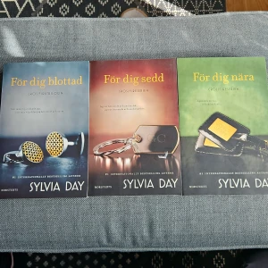 För dig blottad / För dig sedd / För dig nära (Crossfireserien) - 3 böcker i Crossfireserien av Sylvia Day,pocket på svenska.                                                                        60:- för alla 3!