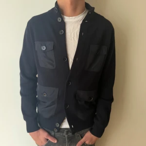 Morris Heritage cardigan - Säljer nu denna sjukt feta Morris heritage cardigan med 100% merinoull! Den är i nyskick och nypris ligger på 4-5 tusen! Hör av er vid frågor!