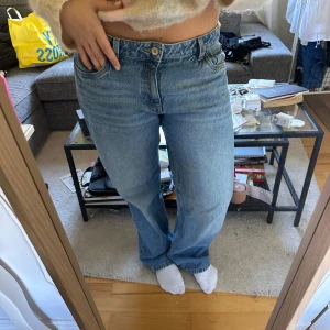 Blå raka jeans från Supre - Säljer ett par låg midjade och raka jeans från supré i toppen skick. 