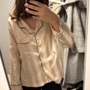 Pjamaströja  - Säljer en pjamaströja/skjorta som kommer ifrån SHEIN. Är i ett ”silke” material så de är mycket mjuka och sköna, inga sömmar eller liknande som sticks. Upptagbara knappar. Storlek S. Är i samma sett som ett par liknande byxor men säljs separat😊🌸