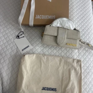 Jacquemus väska  - Le Bambino, endast använd 1-2 gånger - i myvket fint skick. Kommer med originalkartong dustbag och kvittot. 