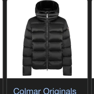 Svart pufferjacka från Colmar Originals - Intressekoll på min svarta lite glansiga colmar vinterjacka! Den är jätteskön och varm i bra skick, tyvärr har den fåttt två små hål, ett på ryggen och ett i armhålan (syns inte) det på ryggen har en tjej bit men går o laga elelr sätta lagkapp, inget man tänker på, skriv för bilder! Nypris 5000-6000, ge gärna prisförslag men tänker mig nånstans runt 3000