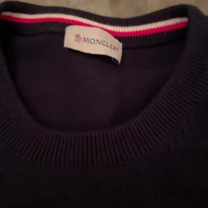Moncler tröja - Marin blå moncler tröja i perfekt sckik  otroligt snygg design och väldigt bekväm endas använd några gånger storlek m