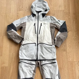Skidställ Peak Performance - Skidkläder i väldigt fint skick.  Jackan är storlek M och Byxorna storlek L.  OBS! Säljes som helt ställ, delar av setet säljs inte separat. Finns en mindre lagning bak på byxorna. Skickar gärna bild vid intresse. mvh