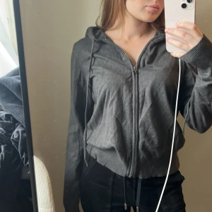 Mörkgrå hoodie med dragkedja - Från lager157 i storlek S 