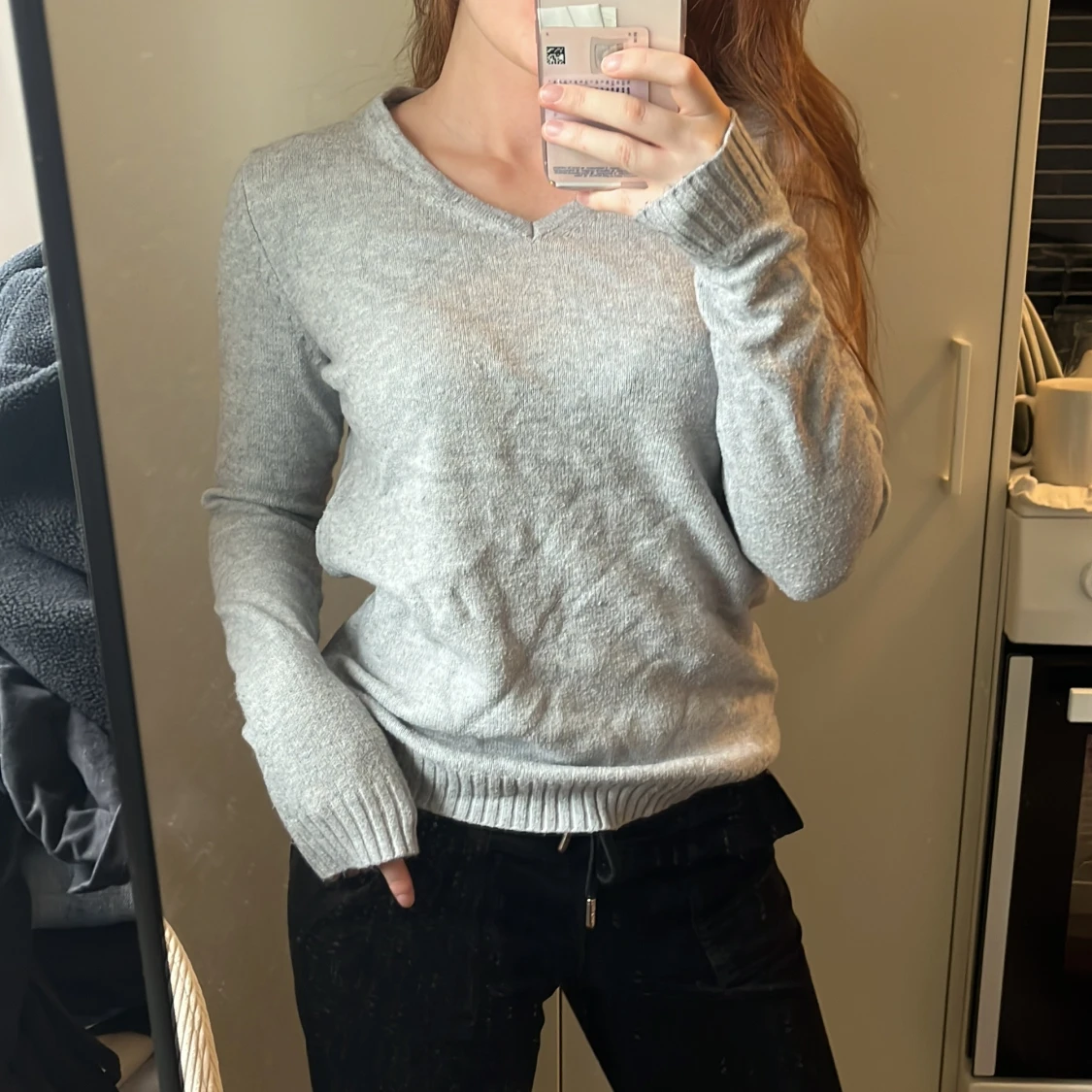 Grå v-ringad stickad tröja - 1