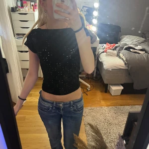 Svart croppad topp med öppen rygg - Säljer en svart topp som är öppen i ryggen❤️ 