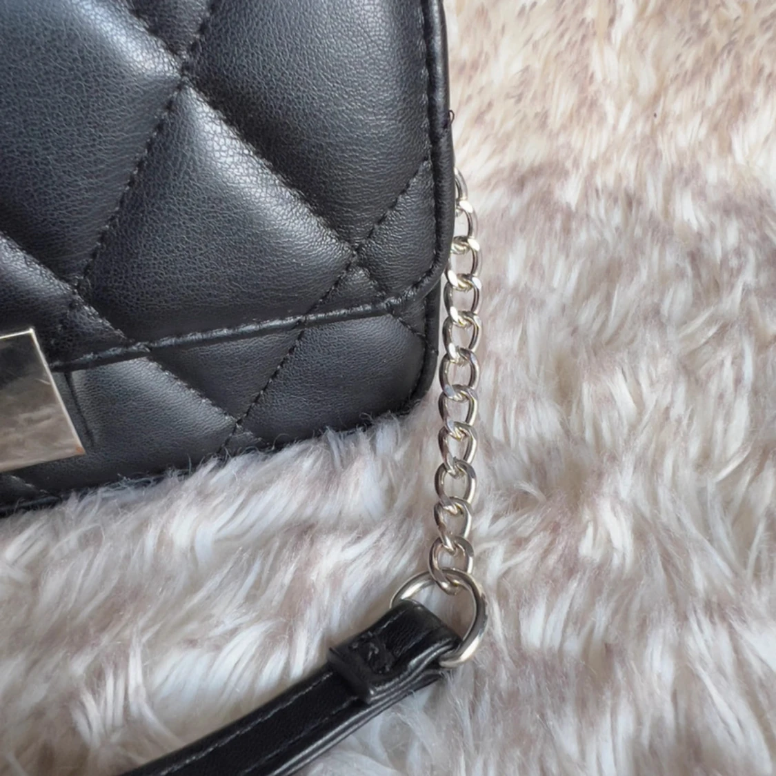 Svart quiltad axelväska med kedja - 4