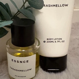 ESSNCE Carashmellow parfym & lotion - Snyggt set med ESSNCE Carashmellow Eau de Parfum och body lotion. Lotionen är 200 ml. Tror att det är halva kvar. Har inte använt lotionen alls mkt. Den är också jätte dryg