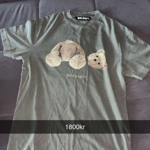 Palm Angels t-shirt - Mörkgrön t-shirt från Palm Angels. Plagg för dig som gillar streetwear och unika prints. Köpt ifrån Miinto.