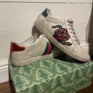 Gucci ace snake skor - Säljer nu mina Gucci ace skor/ bra ju till vintern- pris 1799✅ pris kan diskuteras-går med på byten😁