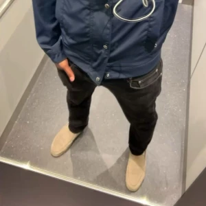 Replay Anbass Jeans - Svarta jeans från Replay med klassisk femficksdesign och raka ben. Storlek 34/30 men sitter smalare i midjan. Skriv vid frågor, priset är ej hugget i sten!