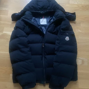 moncler montgenevre - Säljer den här ass feta moncler jackan perfekt för vinter ❄️ och dom som vill ha en still ren unik moncler jacka 🎨 den är stolek 3 men passar som M 😎 den har scan där man kommer in på moncler.com som man gör på jackor som är köpta innan 2015 👍ny pris runt 10 tusen mitt pris 3000 kan tänka mig att gå ner pris 💸självklart äkta         Mvh Frank