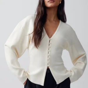 Vit kofta från Gina Tricot med knappar - Slutsåld kofta från Gina Tricot med v-ringning, några gången denna sommaren men den är i bra skick !💞 nypris -399kr 