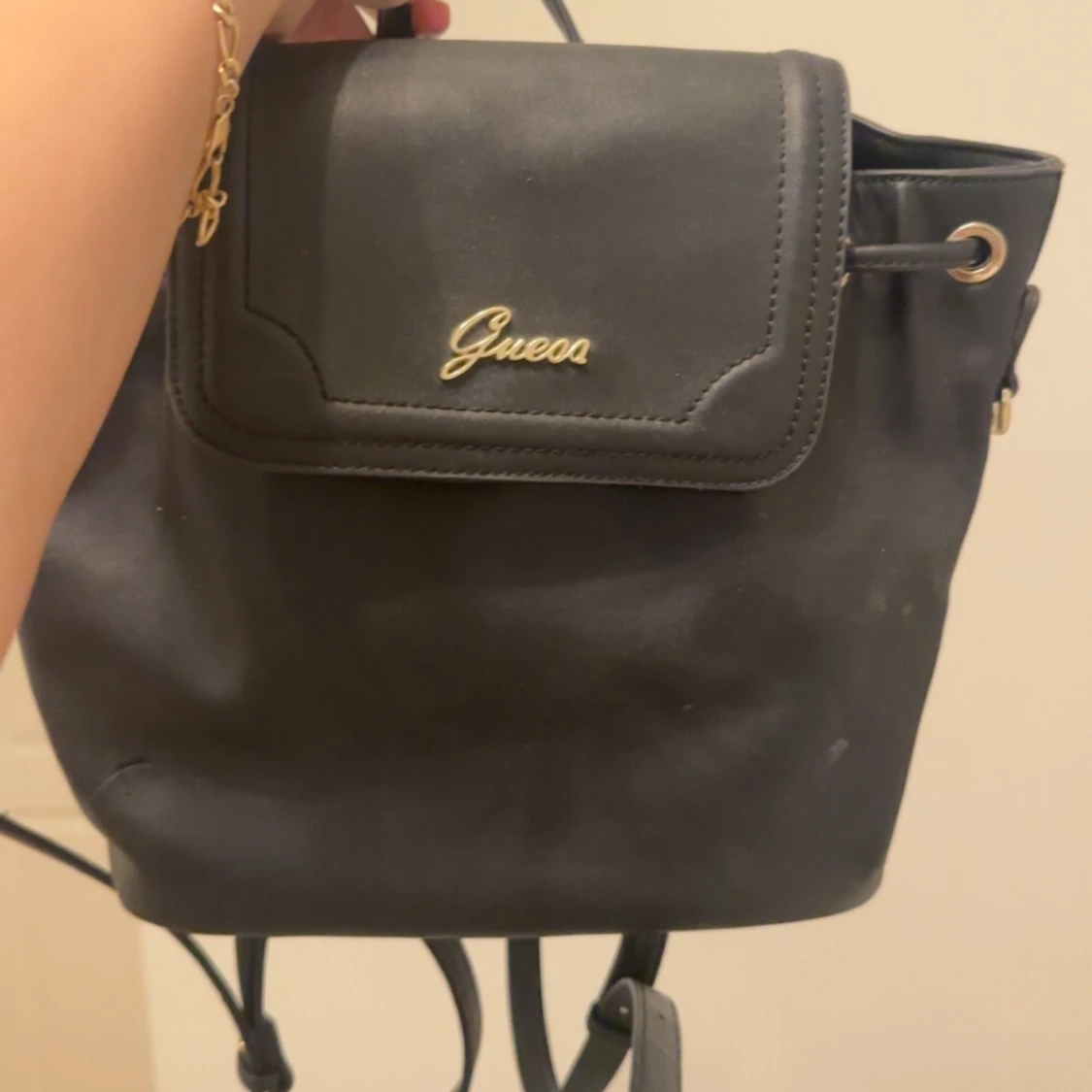 Svart ryggsäck från Guess i skinnimitation - 2