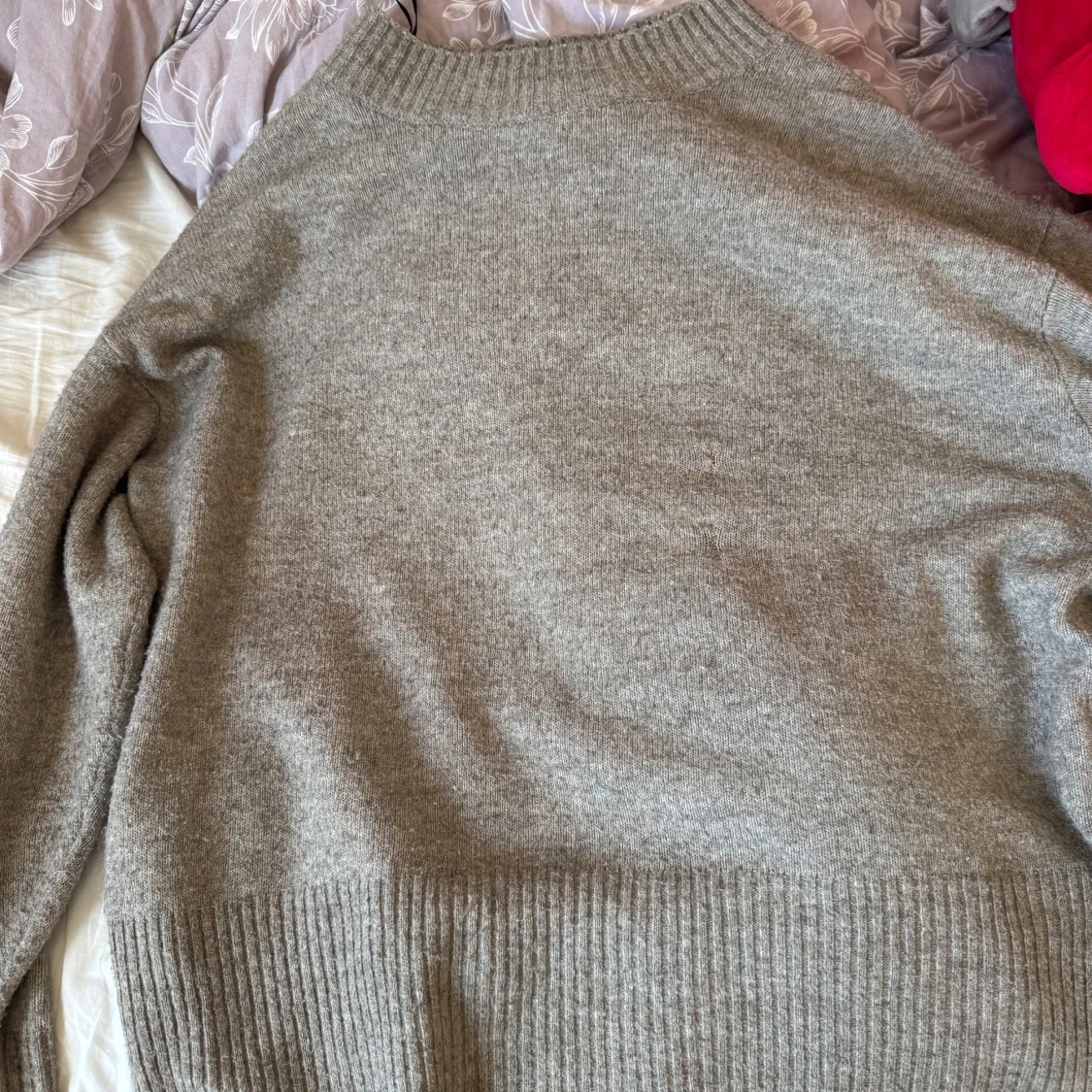 Grå stickad tröja med ribbad kant