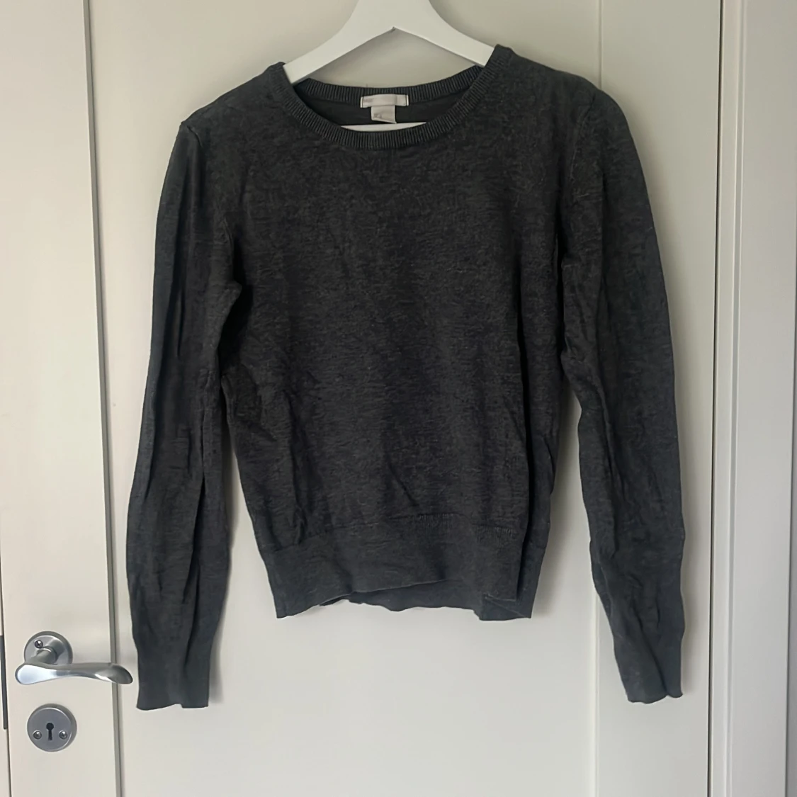 Mörkgrå basic tröja från H&M