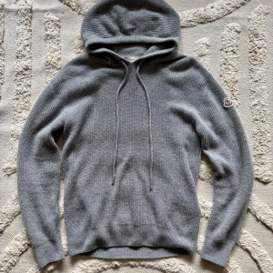 Moncler cashmere hoodie - Säljer en grå cashmere hoodie från Moncler, såklart äkta. Nypriset ligger runt 8300kr och materialet är 73%wool 27%cashmere