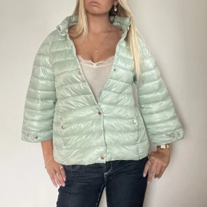 Turkos Herno liknande jacka!  - FÖLJ FÖR LIKNANDE PLAGG🩷 Super snygg höst/vinterjacka som är mycket lik Herno jackorna. Perfekt skick, så fin färg och fina detaljer. Storlek L men passar en M! Tryck köp nu! TK-0021
